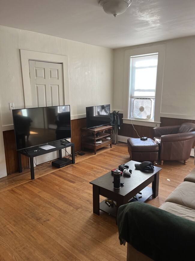 Building Photo - 53 W 7th St