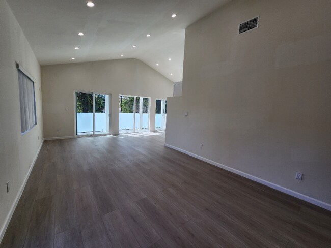 Foto del edificio - 5133 Topanga Canyon Blvd