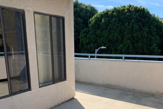 Rooftop Patio - 2572 S Centinela Ave