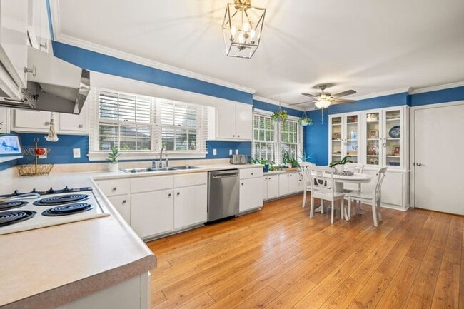 Foto del edificio - Corner lot, all-brick ranch-style home in ...