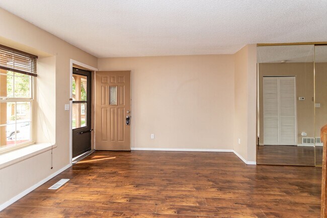 Foto del edificio - Charming 2 BR/2BA Townhome in Prime Rockrimmon Location!