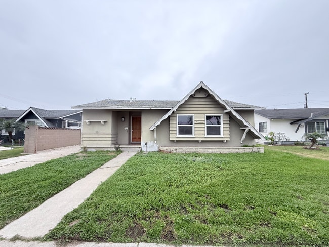 Building Photo - 7182 El Verano Dr