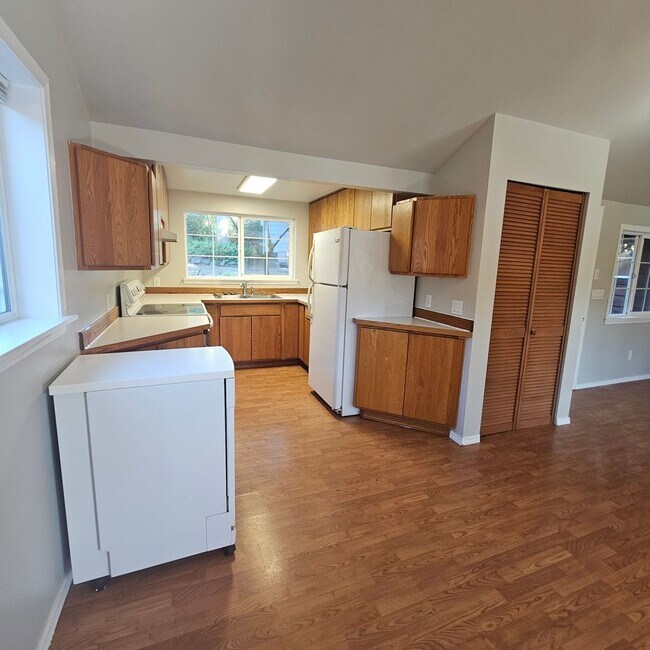 Building Photo - Beautiful lake front 3 bedroom home