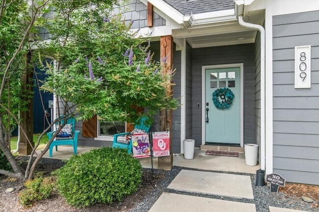Building Photo - 809 Meadowbend Loop S