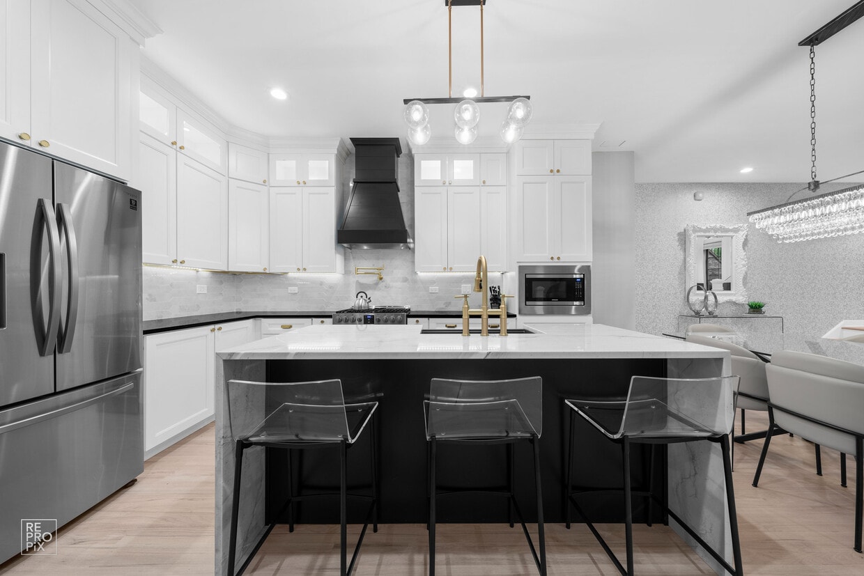 Photo - 355 W Superior St (Chicago, IL)