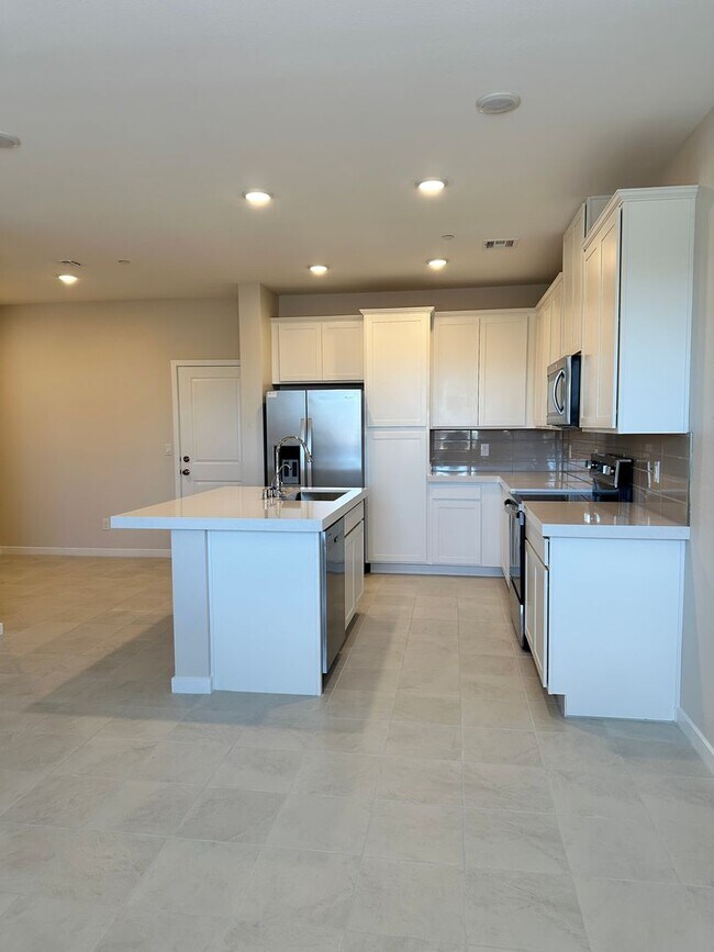 Building Photo - Brand New Town Home