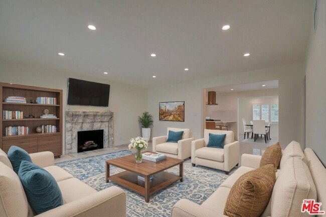 Foto del edificio - 8310 Pershing Dr