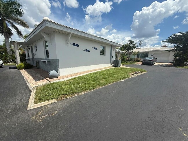 Foto del edificio - 8571 Pickwick Rd