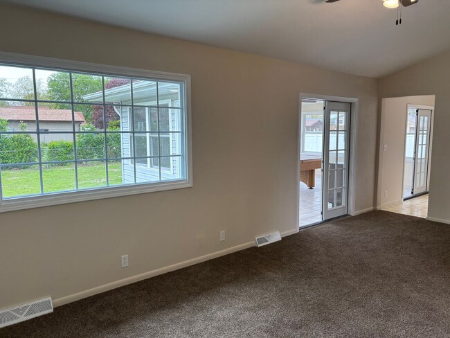 Building Photo - 3 Bedroom, 2.5 Bath Single Family Home w/2...