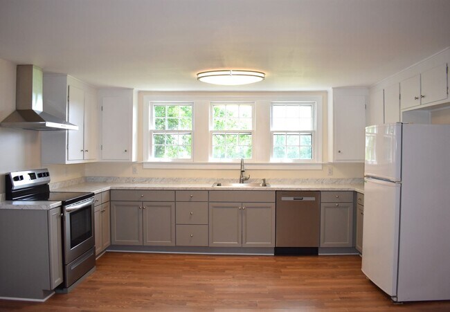Foto del edificio - Charming 3-Bed, 2-Bath Farmhouse in Fuquay...