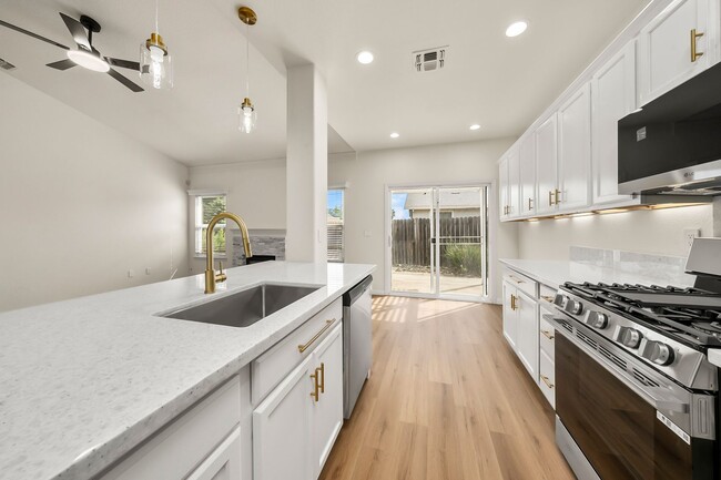 Foto del edificio - Updated 3-Bed 2 Bath Home – New Kitchen, Flooring & More! $3,400/mo