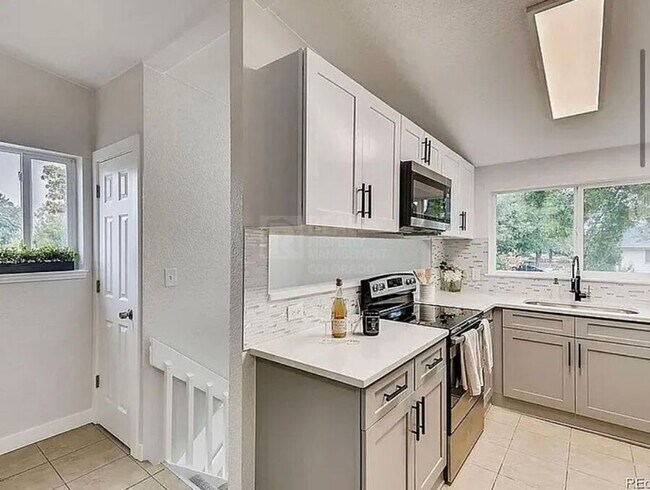 Foto del edificio - 7110 E 63rd Ave