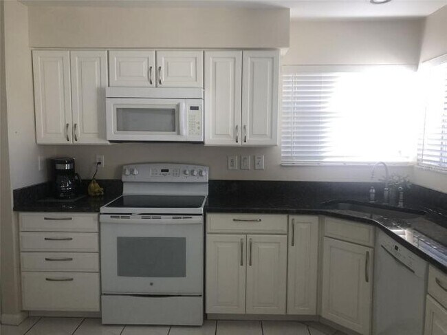 Foto del edificio - 6011 Bahia Del Mar Blvd S
