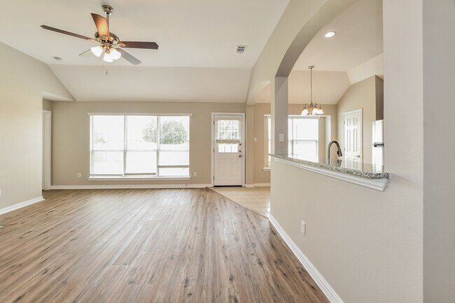 Building Photo - 610 Fox Glen Dr