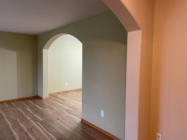 Foto del edificio - UPDATED 5 Bedroom 2.5 Bath Home! Covered P...