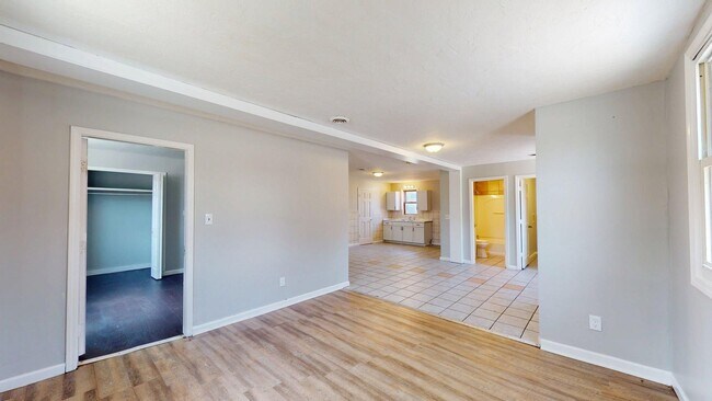 Foto del edificio - 7023 Clark Ave