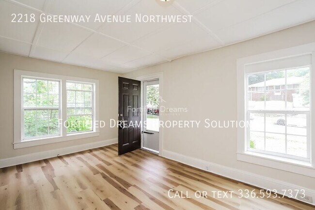 Foto del edificio - 2218 Greenway Ave NW