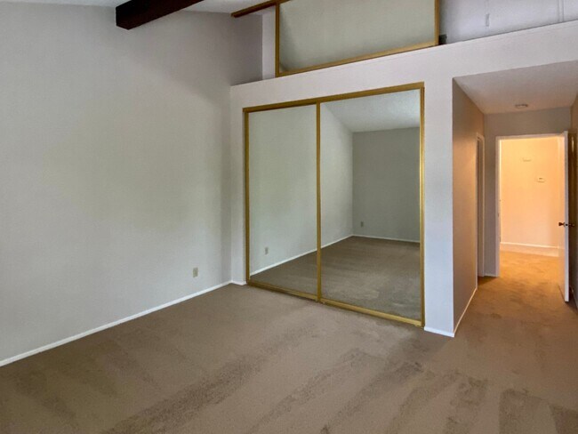 Foto del edificio - Spacious and Updated 2 Bedroom, 2 Bathroom...