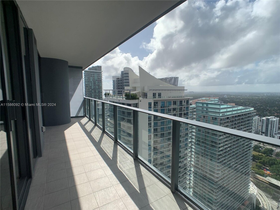 Primary Photo - 1000 Brickell Plz