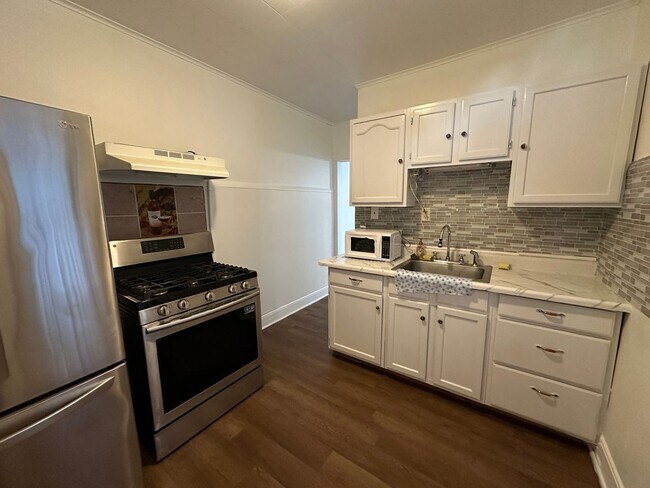 Building Photo - Beautiful 5 bedroom 2 bath Reading home