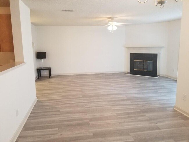 Building Photo - 222 Quietwood Dr