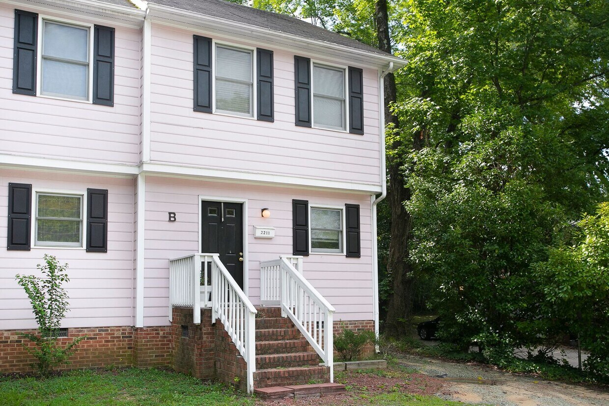 Primary Photo - Charming 2 bedroom, 1.5 bathroom Durham du...