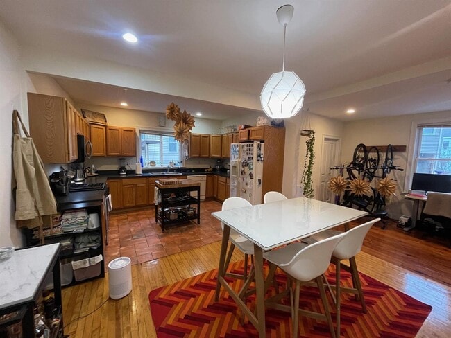 Building Photo - 13 Hall St