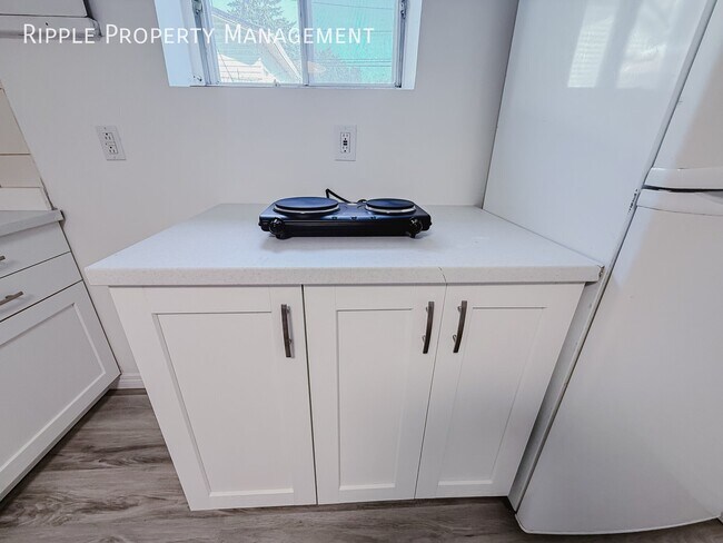 Building Photo - AMAZING 1-BED, 1-BATH LOWER SUITE | HIGH-FUNCTION MODERN LAYOUT | TUXEDO PARK
