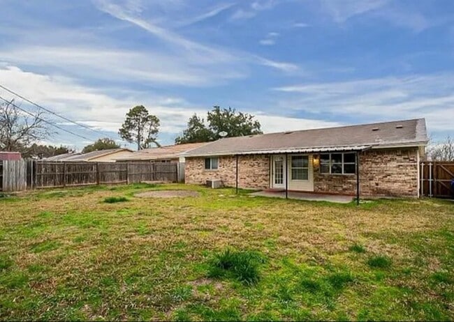 Building Photo - 423 Southlake Dr
