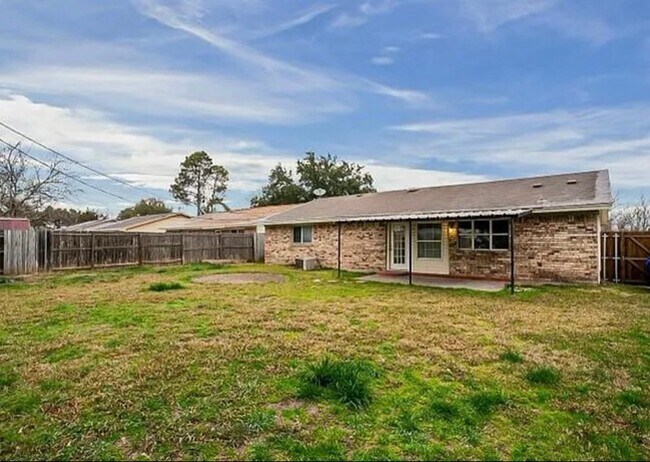 Foto del edificio - 423 Southlake Dr
