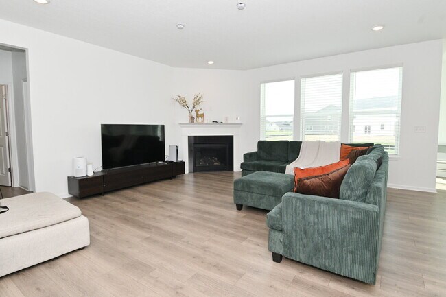 Foto del edificio - "Spacious 5-Bedroom Retreat with Luxurious Quartz Countertops & Fireplace on Deerberg Drive!"