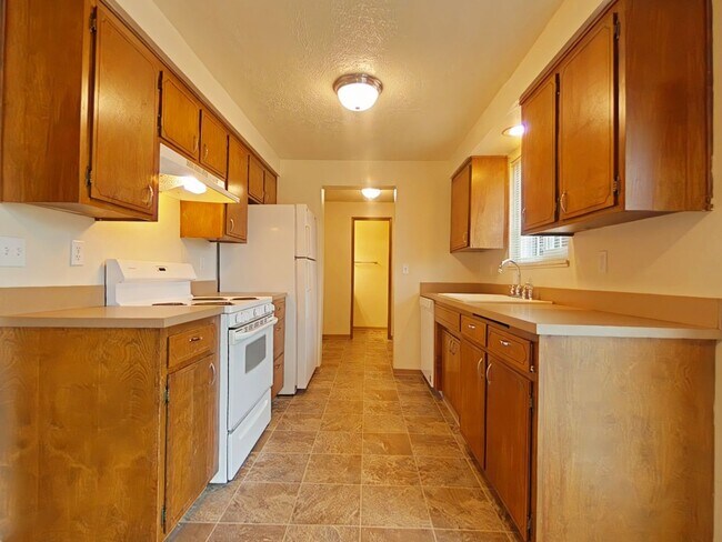 Building Photo - Duplex ~ South Corvallis ~ Pet Friendly