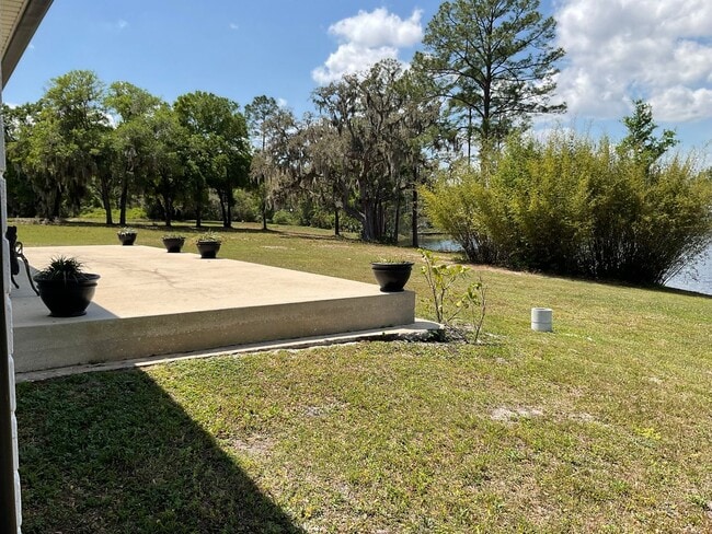 Foto del edificio - Lake view is quiet