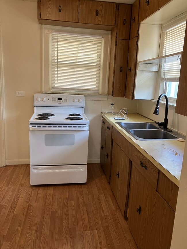 Building Photo - AVAILABLE NOW- 2 bedroom, 1 bath, detached...