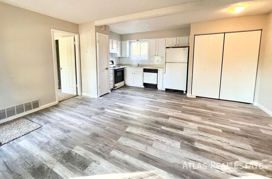 Primary Photo - BEAUTIFUL SPACIOUS AND RENOVATED 2 BED 2 B...