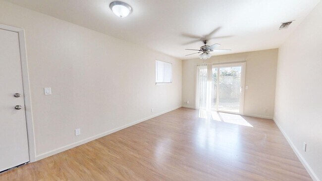 Foto del edificio - 2720-2724 Bravado Drive