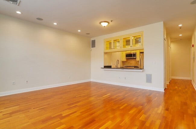 Building Photo - 303 Grand St