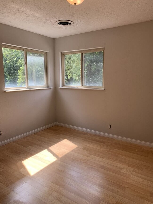 Foto del edificio - 551 Lowell Ave