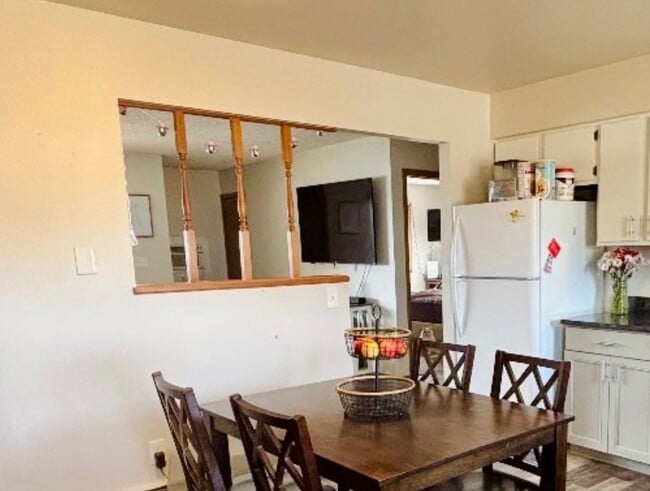 Building Photo - Updated 2 Bed Upper Unit w/ In-Unit Washer & Dryer + Utilities Included!