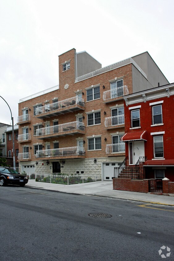 Building Photo - 252 18th St