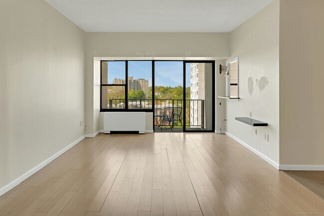 Foto del edificio - 44 Strawberry Hill Ave