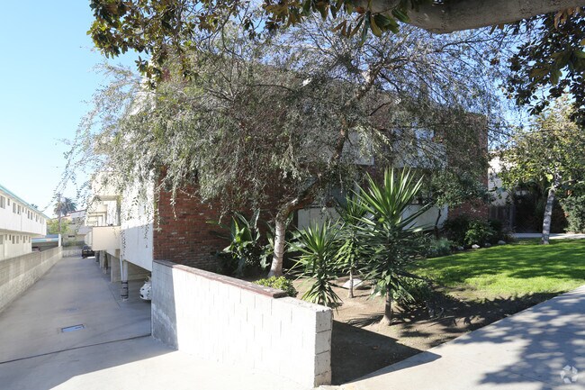 Exterior del edificio - Zona de aparcamiento - 3739 Clarington Ave
