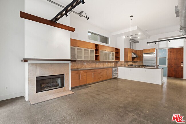 Building Photo - 1152 N La Cienega Blvd
