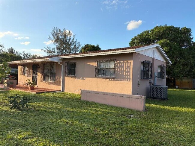 Foto del edificio - 3513 NW 181st St