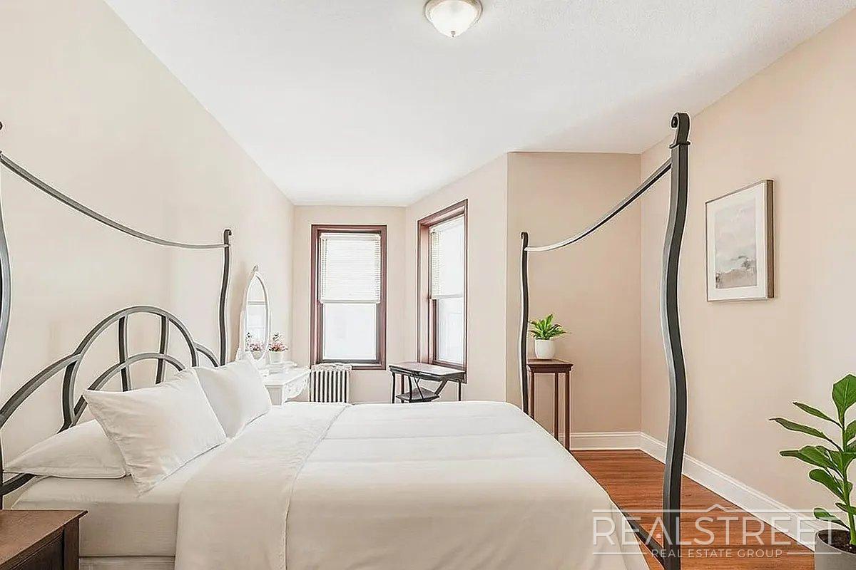 Primary Photo - Spacious 1.5-Bedroom Penthouse Apartment i...