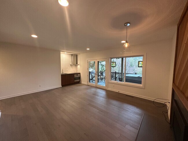 sala de estar con cocina pequeña - 12 Partridge Ln