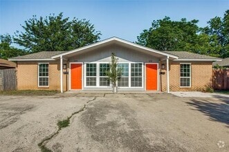 Building Photo - 610 N Oak St