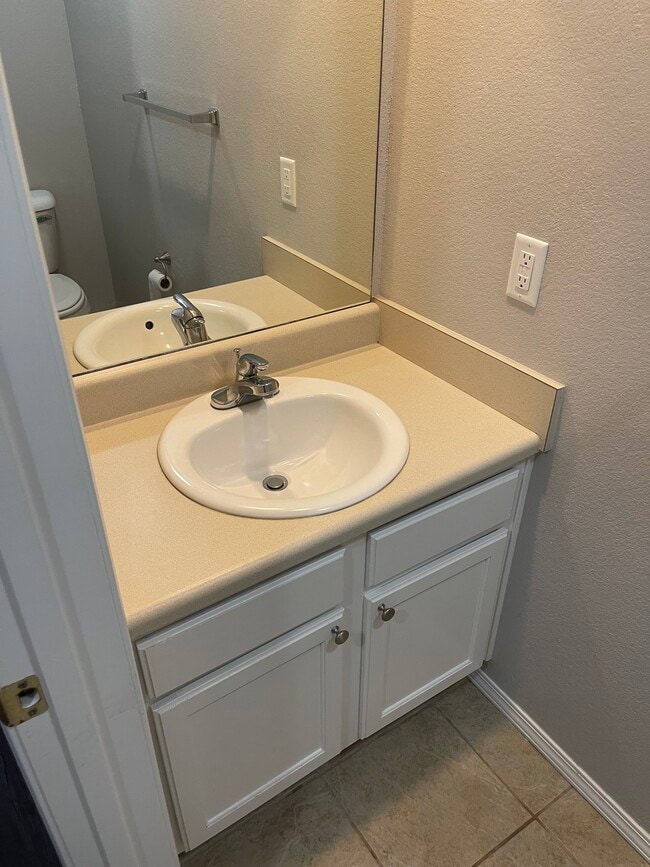 downstaris bath - 2317 W Skyler Dr
