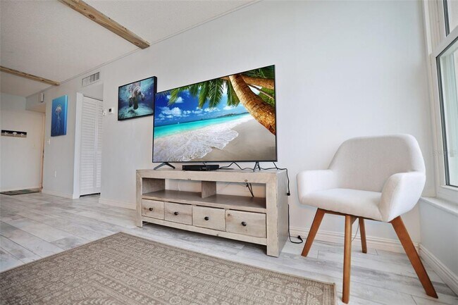 Foto del edificio - 7560 Bay Island Dr S