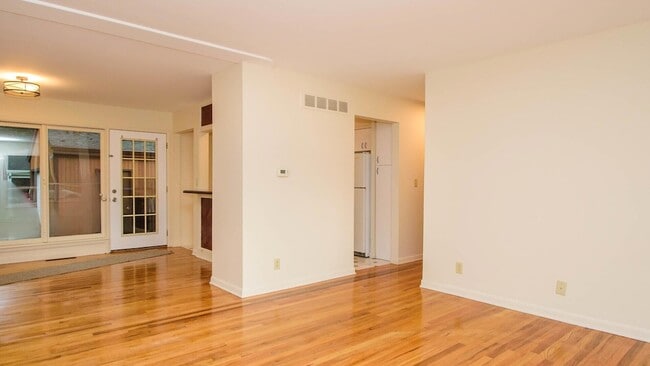 Building Photo - 924 N Maple Rd